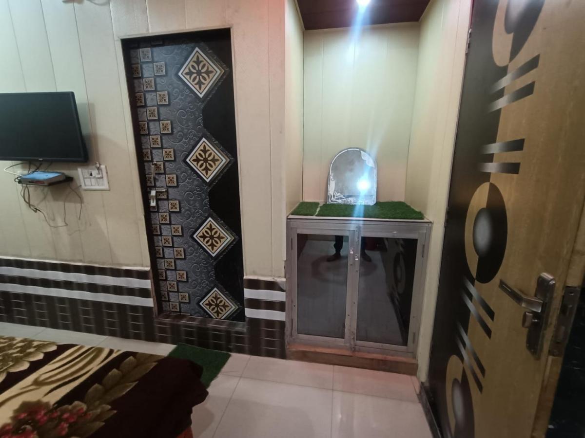 ホテル Yamnotri Dham Vrindāvan エクステリア 写真
