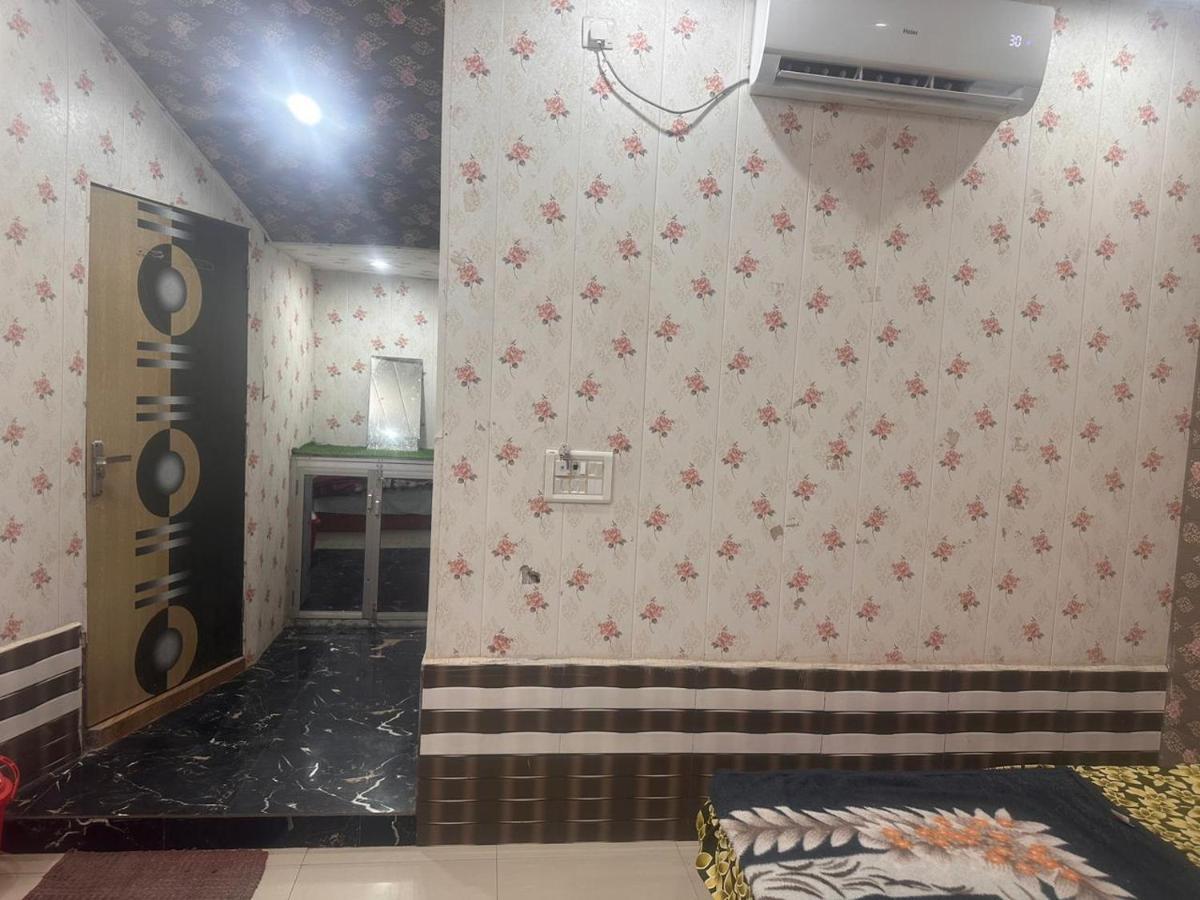 ホテル Yamnotri Dham Vrindāvan エクステリア 写真